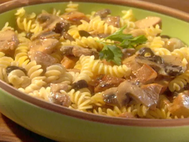 Creamy fusilli with mushrooms and chicken Recipe | Food Network UK