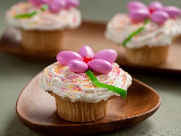 Easter Flower Cupcake Recipe | Food Network UK