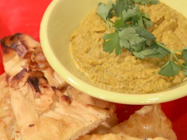 Lentil and split pea dip with roasted garlic naan Recipe | Food Network UK