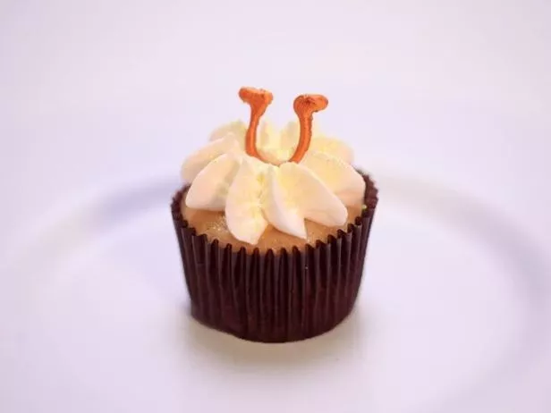 Peaches 'n' Cream Cupcakes Recipe | Food Network UK