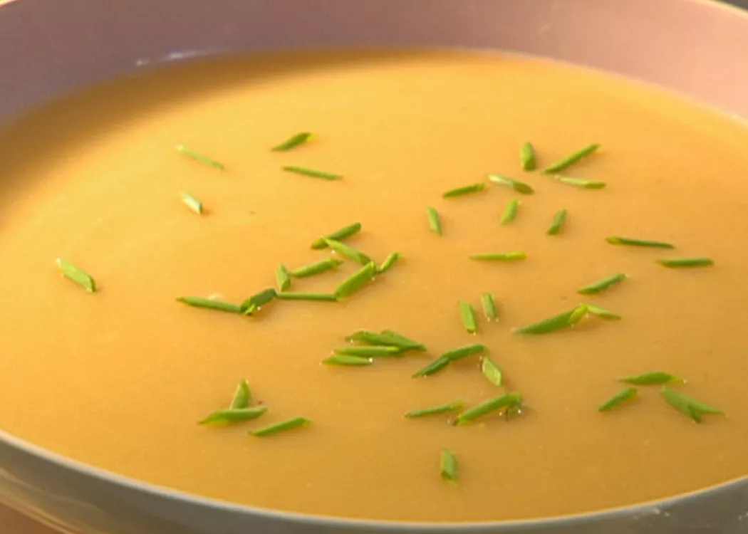 Potato and leek soup Recipe | Food Network UK