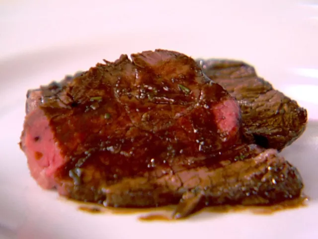 Roasted beef tenderloin with rosemary, chocolate and wine sauce Recipe | Food Network UK