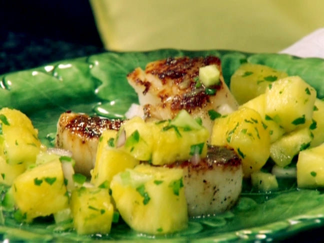 Seared scallops with pineapple-cucumber salsa Recipe | Food Network UK