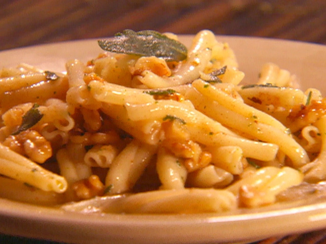 Twisted pasta with brown butter and walnuts Recipe | Food Network UK