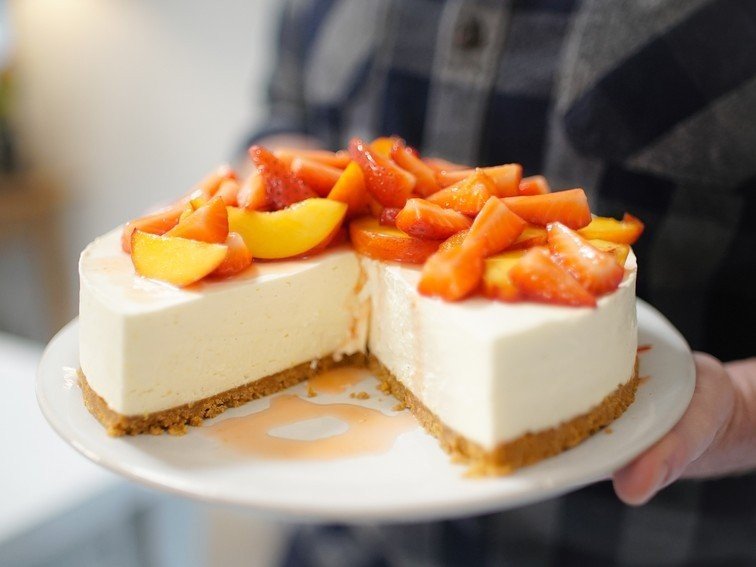 tom kerridge's peach and strawberry cheesecake