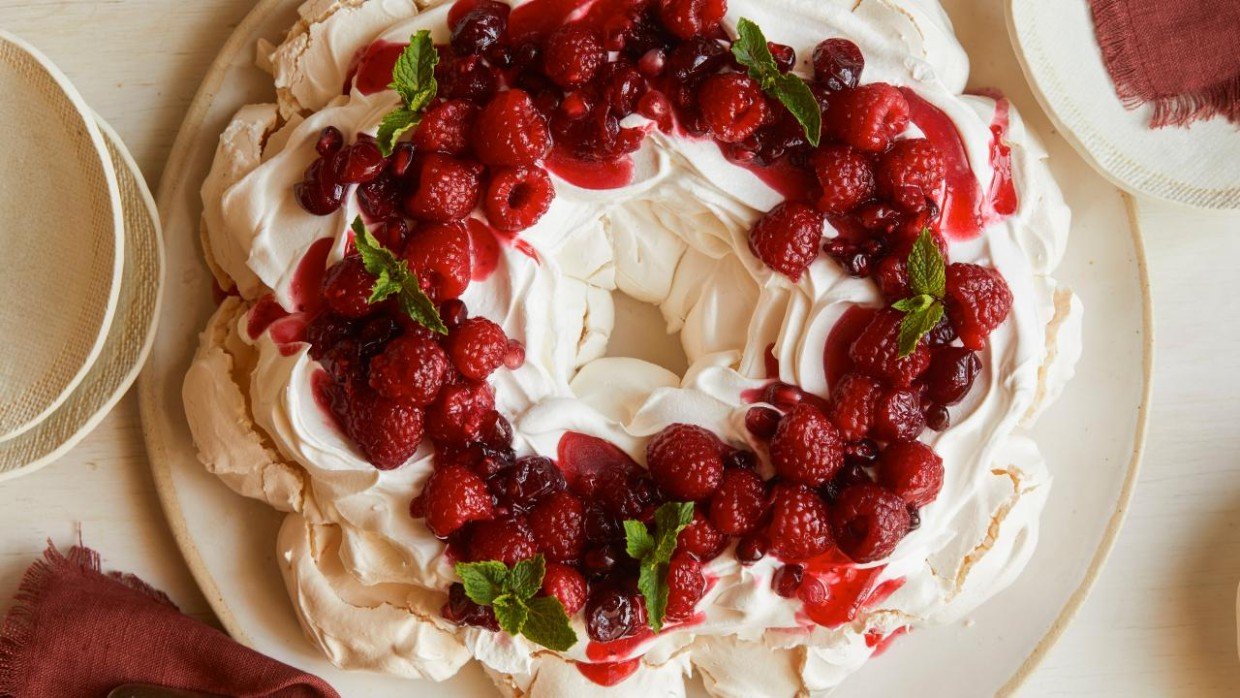 Holiday Berry Meringue Wreath Recipe | Food Network UK