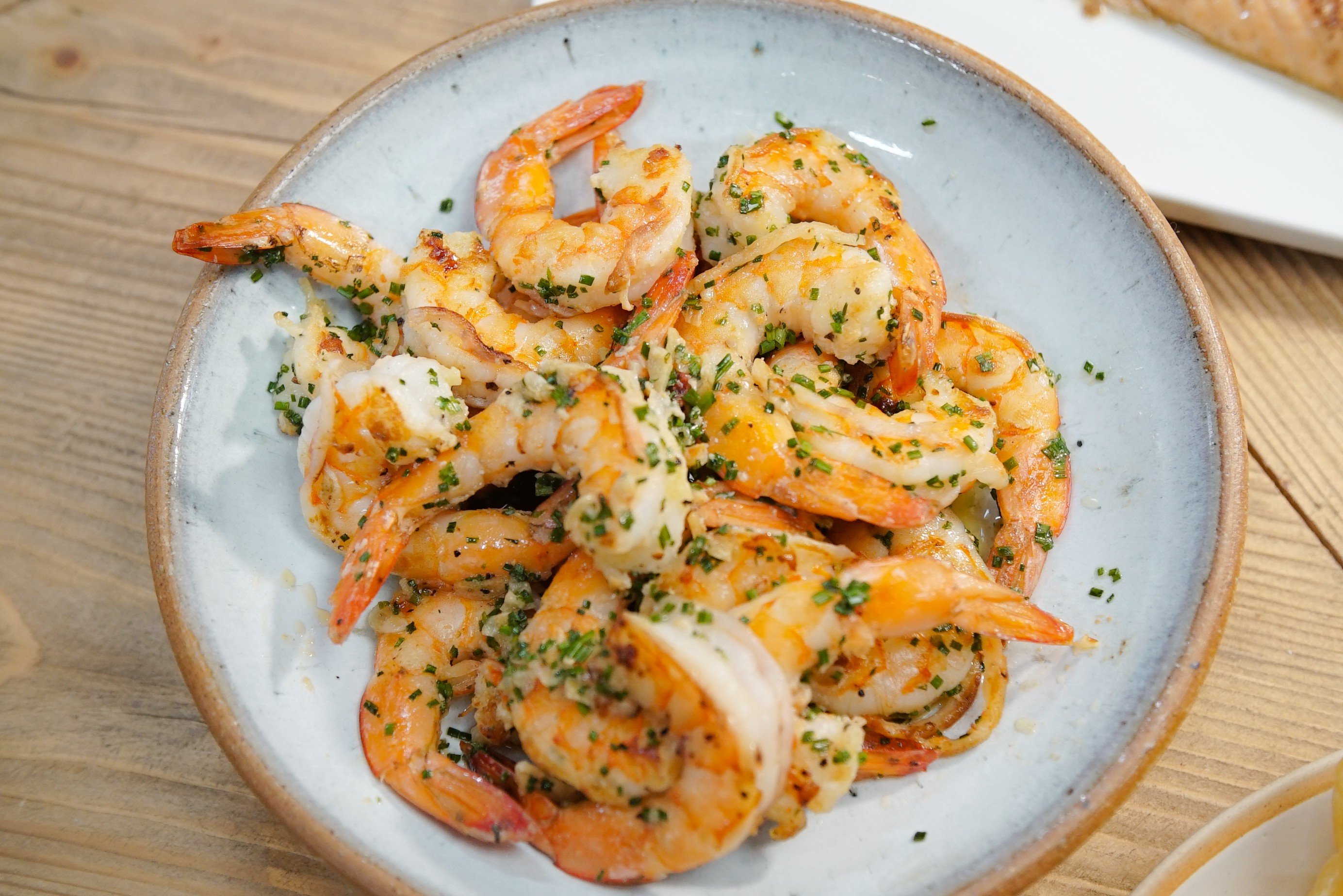 Tom Kerridge's Garlic and Chive Prawns Recipe | Food Network UK