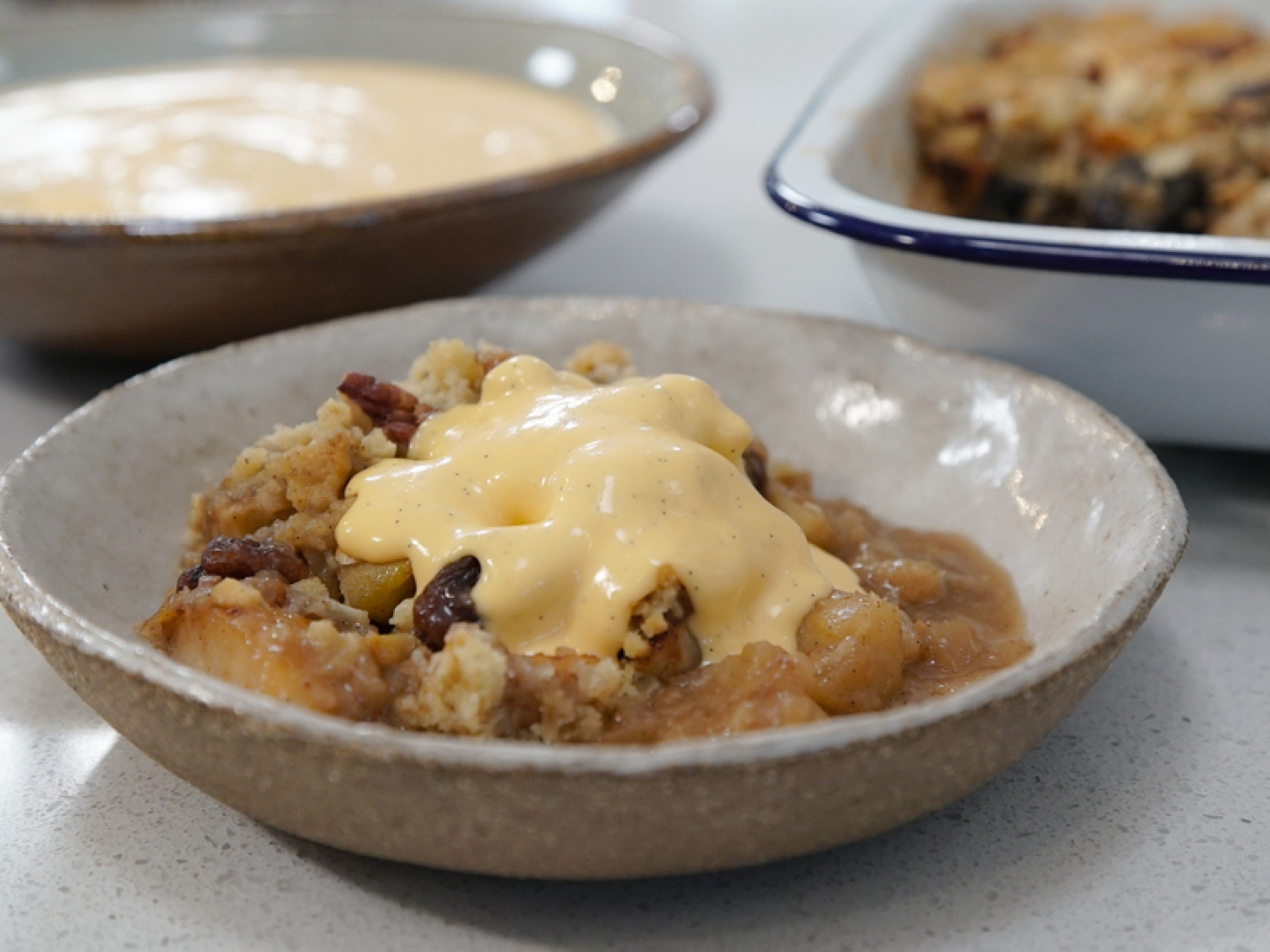 apple crumble with custard