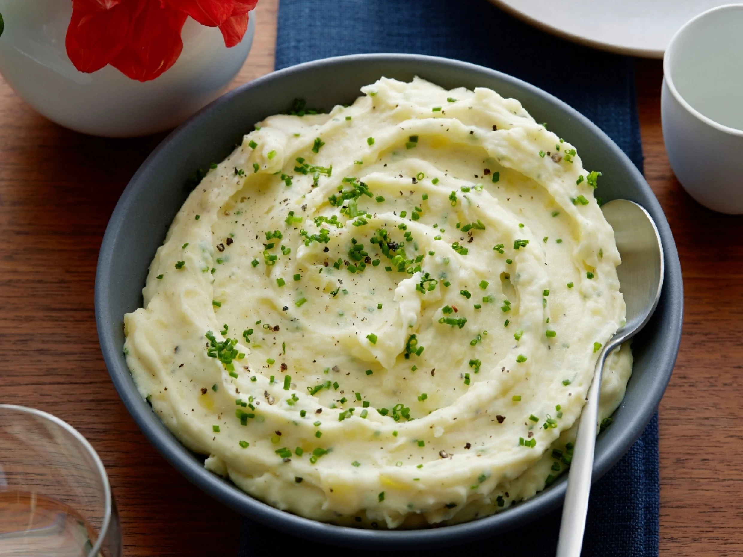 mashed potatoes in a bowl with sour cream and chives