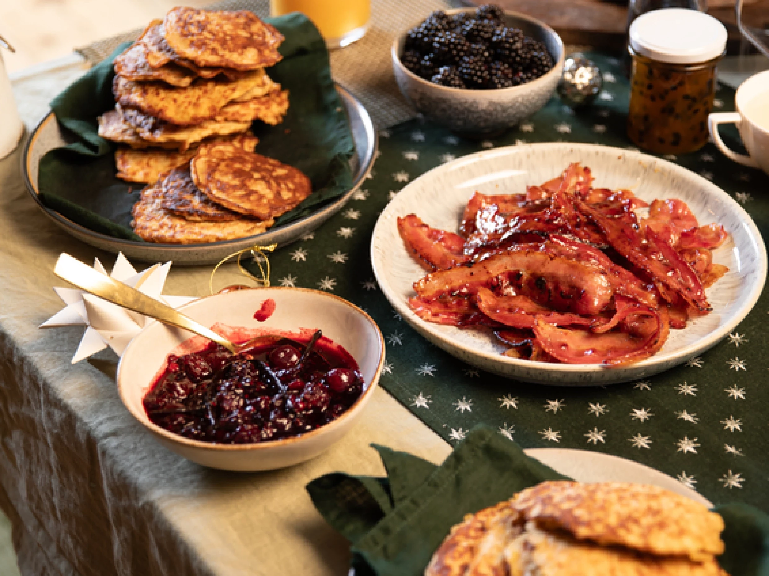oaty pancakes with berry compote