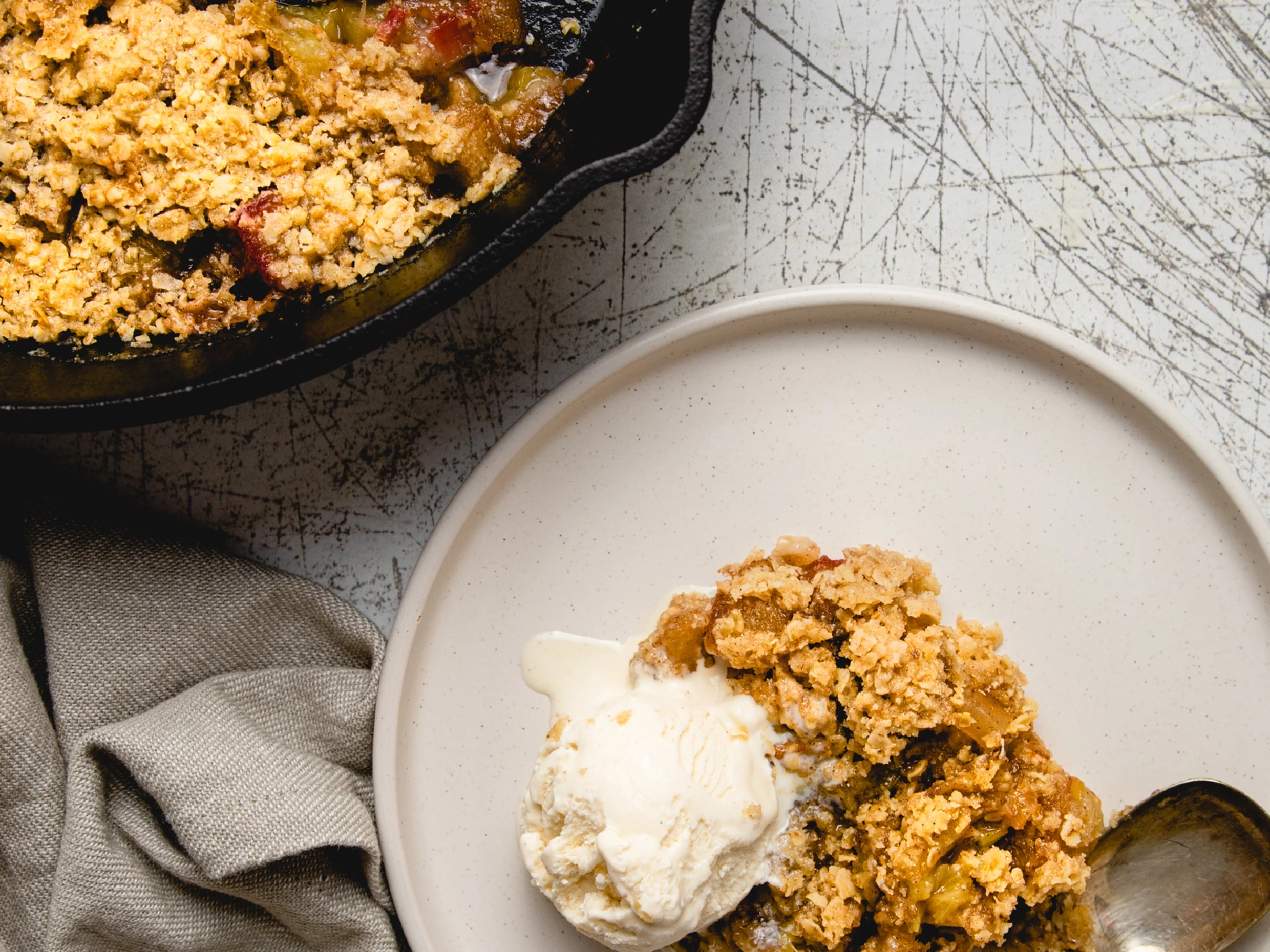 apple and raspberry crumble