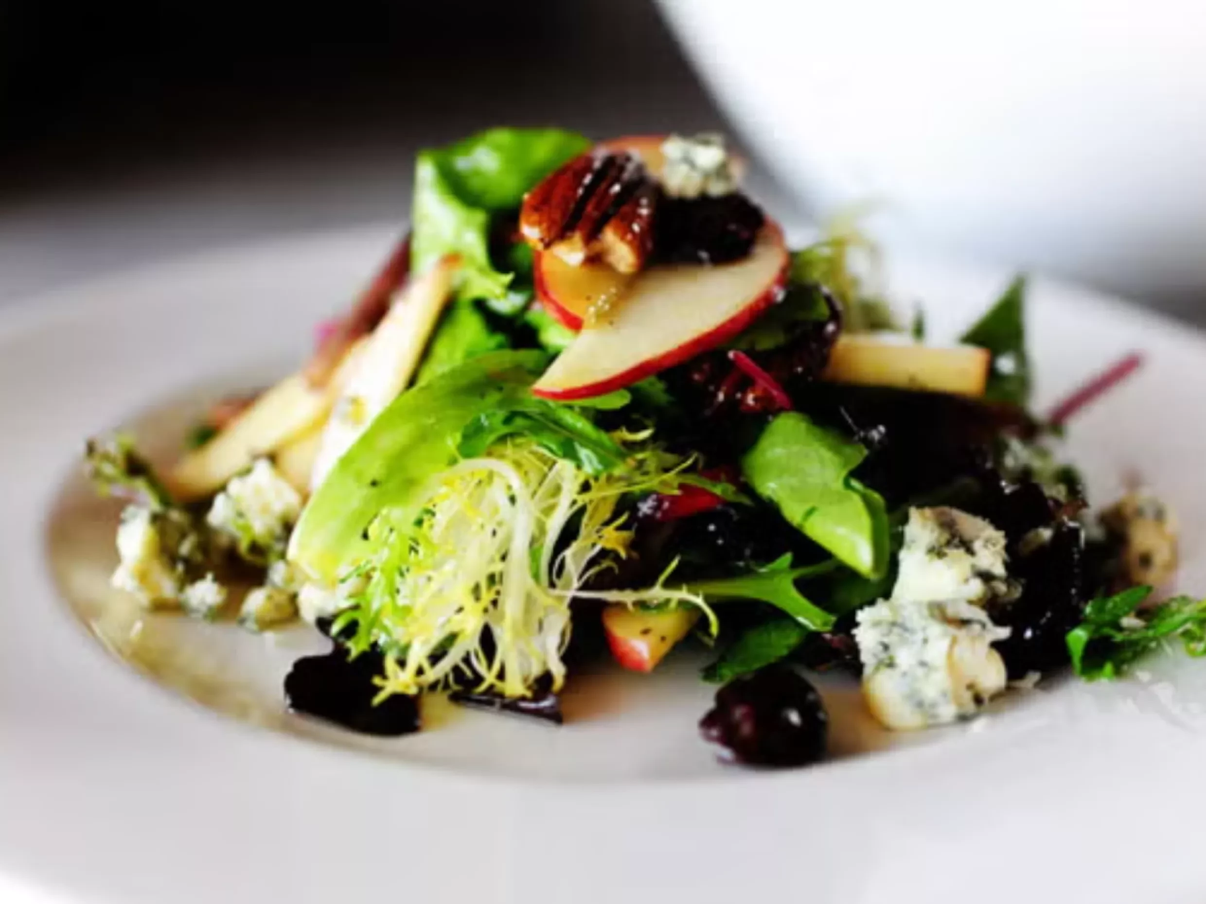 apple pecan and blue cheese salad